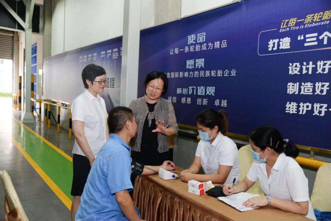 锡山区总工会慰问永乐高集团一线职工1